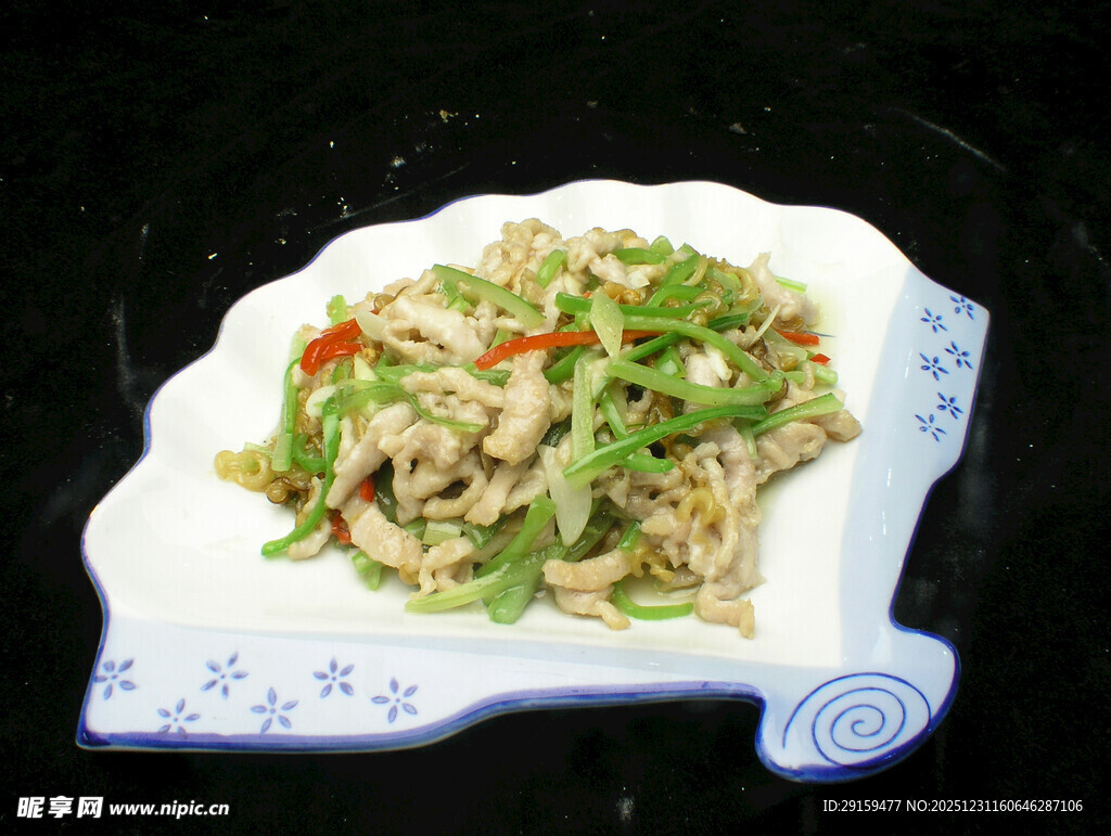 青椒肉丝摆于精致盘中