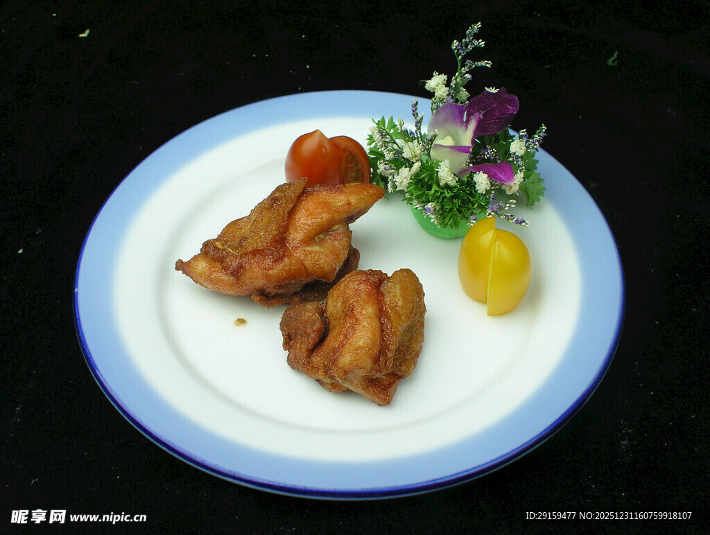 精致摆盘的美味炸物