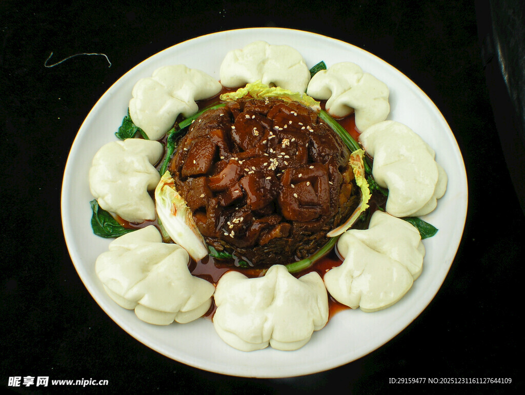 包子围边的美味菜肴