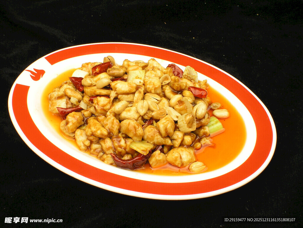 美味宫保鸡丁摆盘中