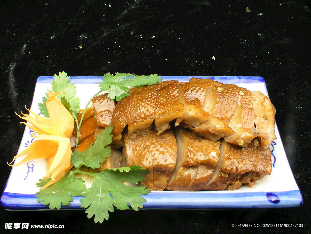 美味酱卤鸭块摆盘精致