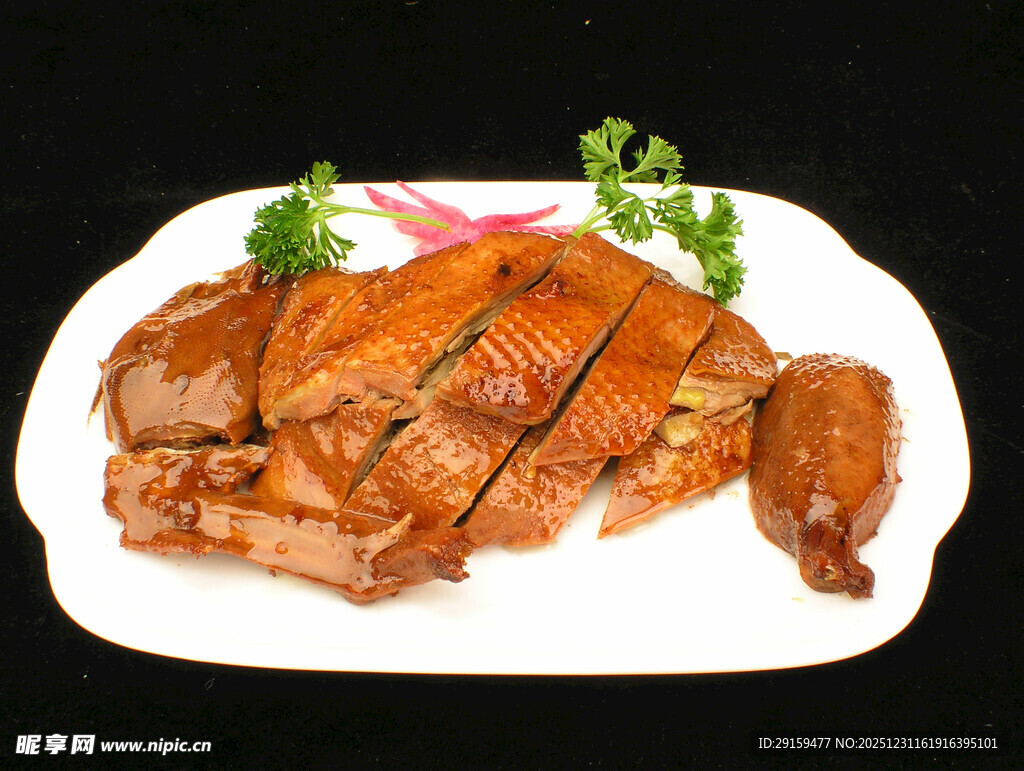 美味切片烤鸭摆盘精美