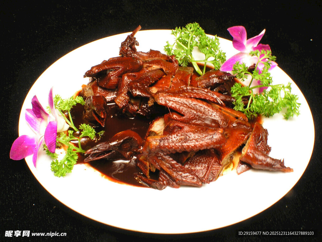 美味卤鸭摆盘精致