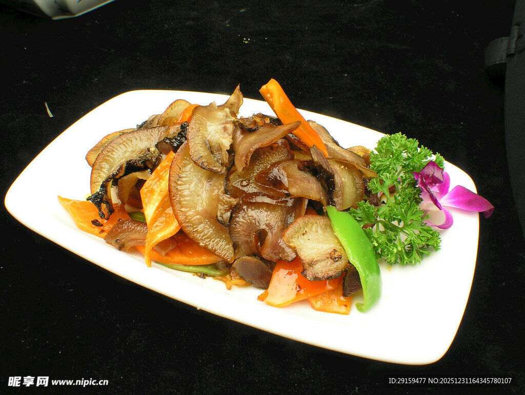 美味炒蘑菇配多彩蔬菜