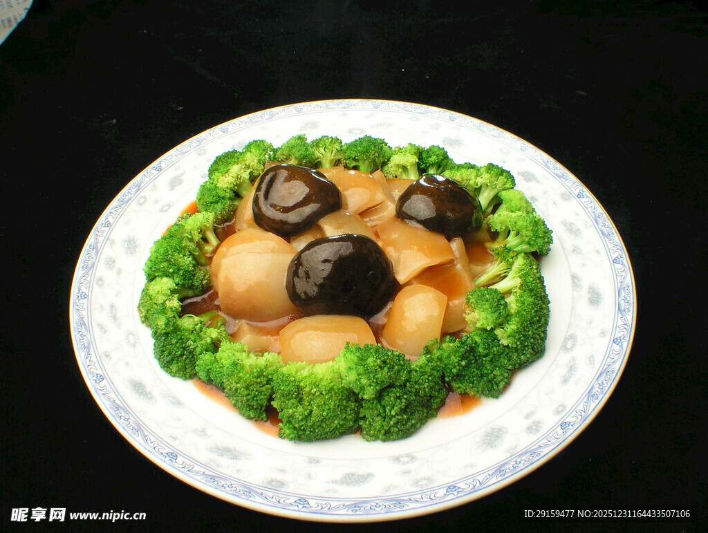 鲍汁酿鲜鲍配西兰花