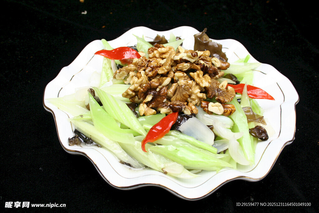 凉拌莴笋配核桃