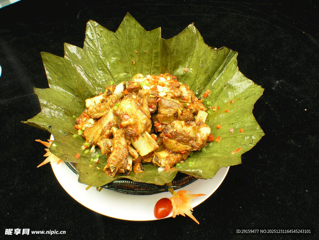 荷叶上的美味炒物