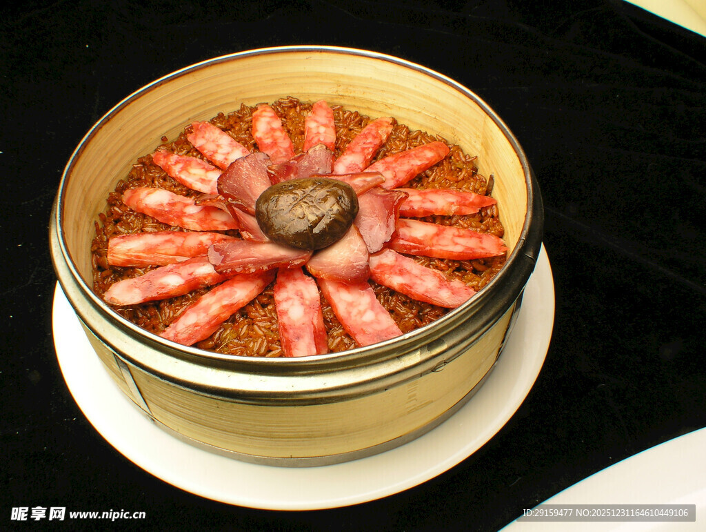 蒸笼里的美味腊肠拼盘