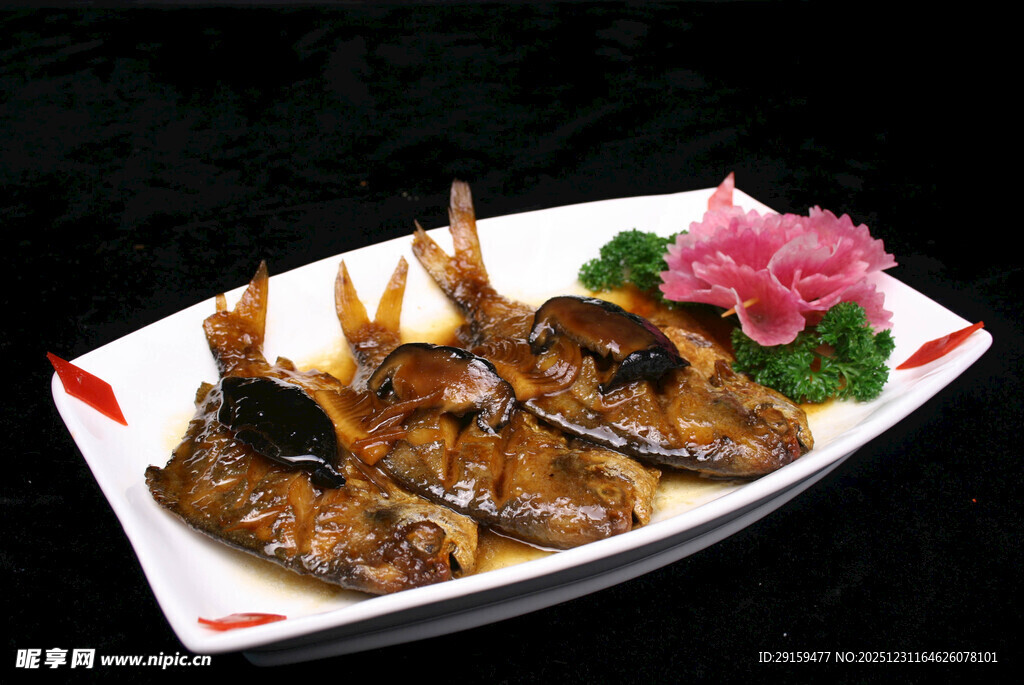 美味酱香卤制鸭头摆盘
