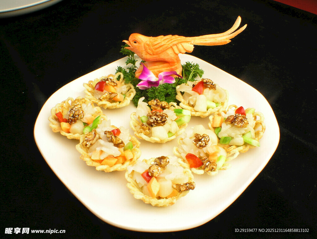 创意摆盘的美味海鲜菜肴