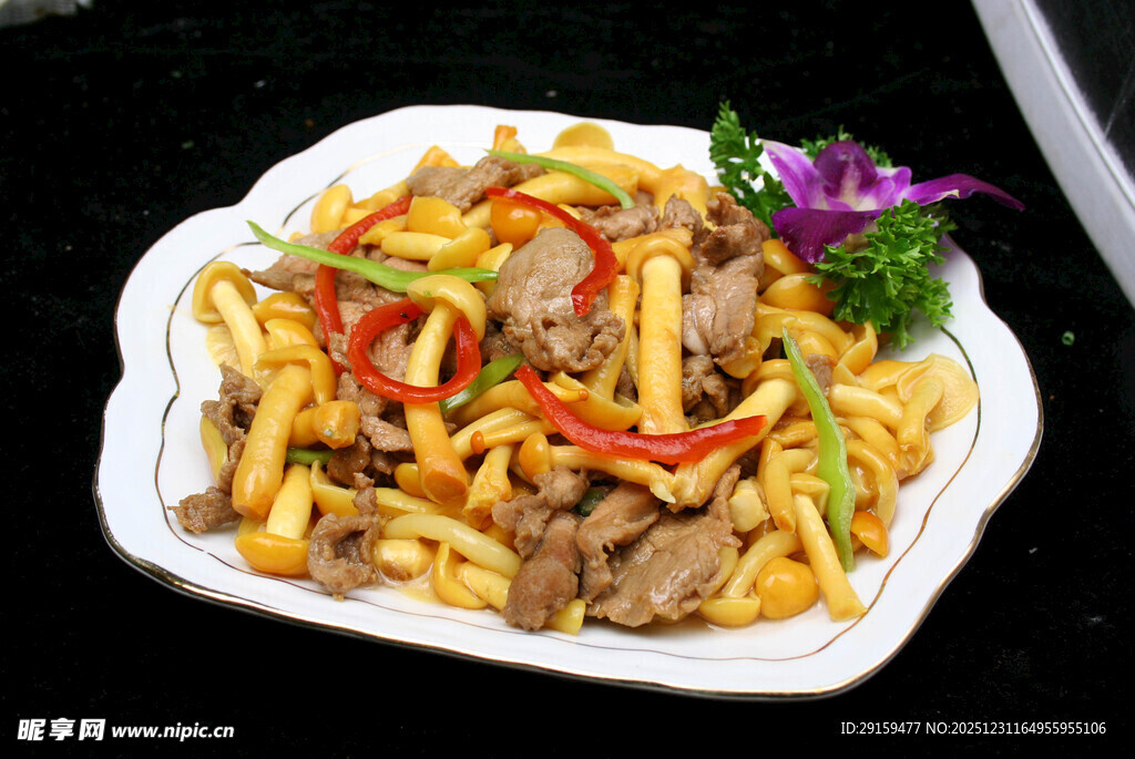 美味炒面配牛肉蔬菜