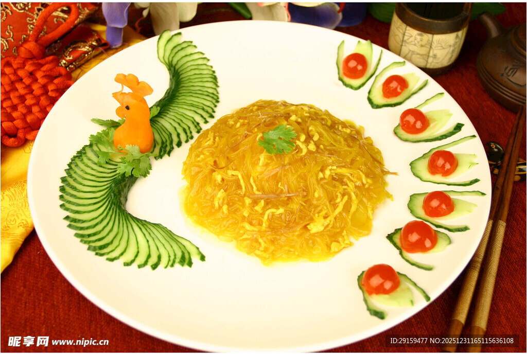 精美摆盘的特色菜肴