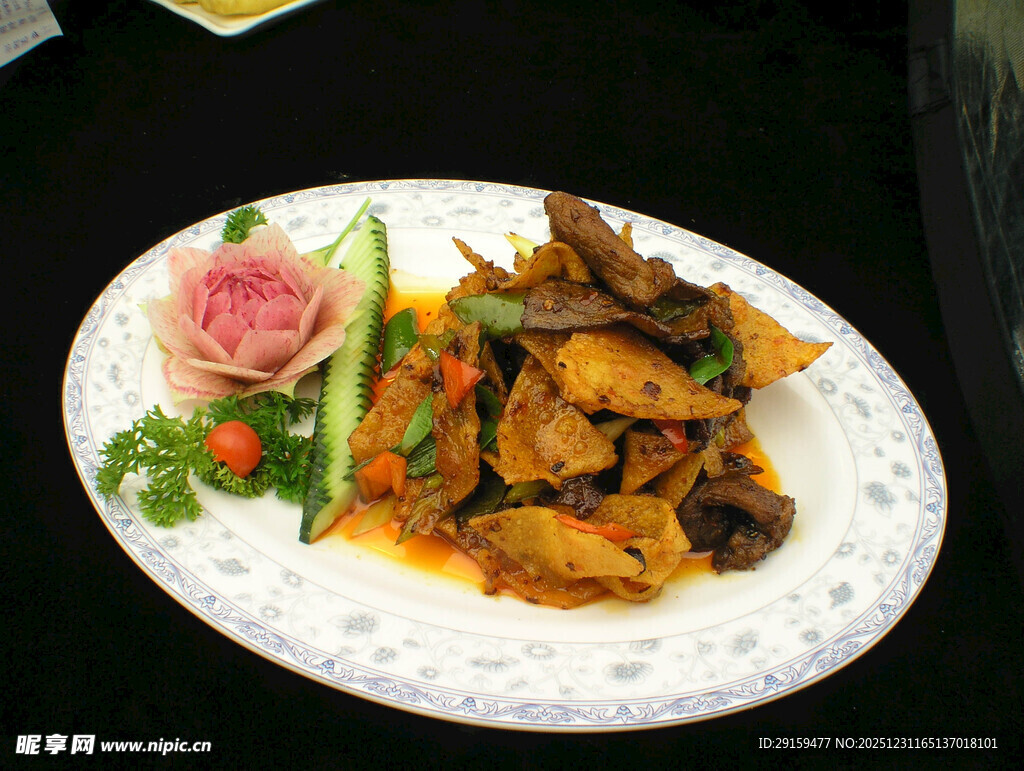 美味炒蘑菇配清新蔬菜