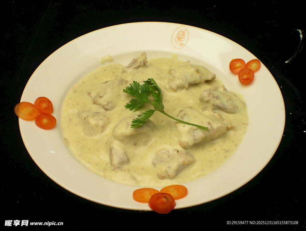 奶油酱汁浇淋的美味饺子