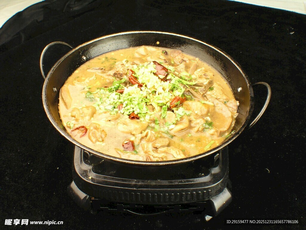 锅中美味菜肴待享用