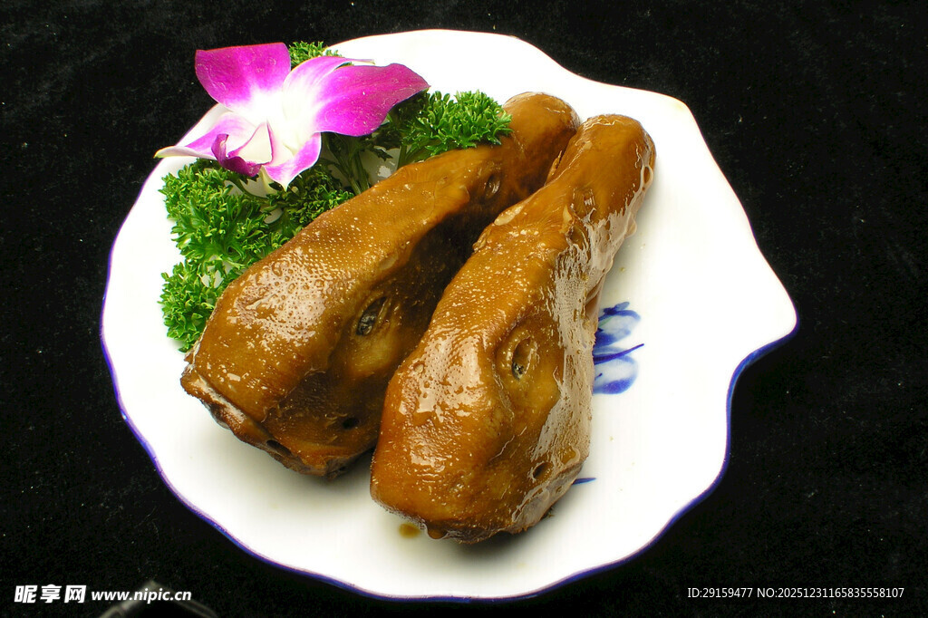 卤鸭头摆放在精致盘中