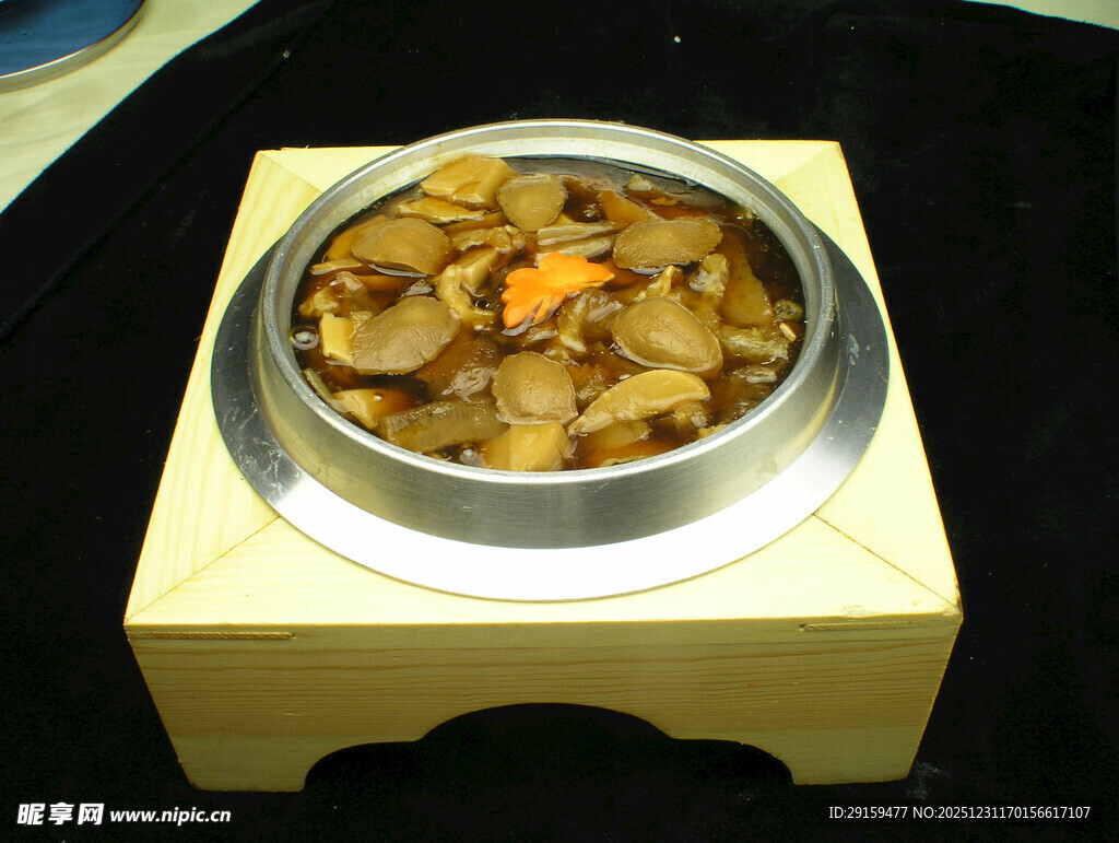 木制底座上的美味炖菜