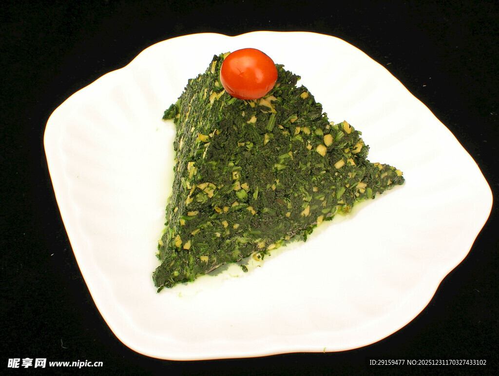菠菜泥摆盘配樱桃番茄
