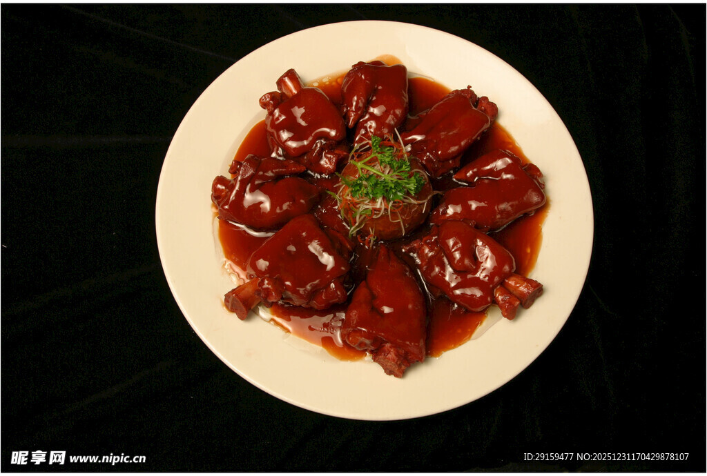 美味红烧猪蹄摆盘中