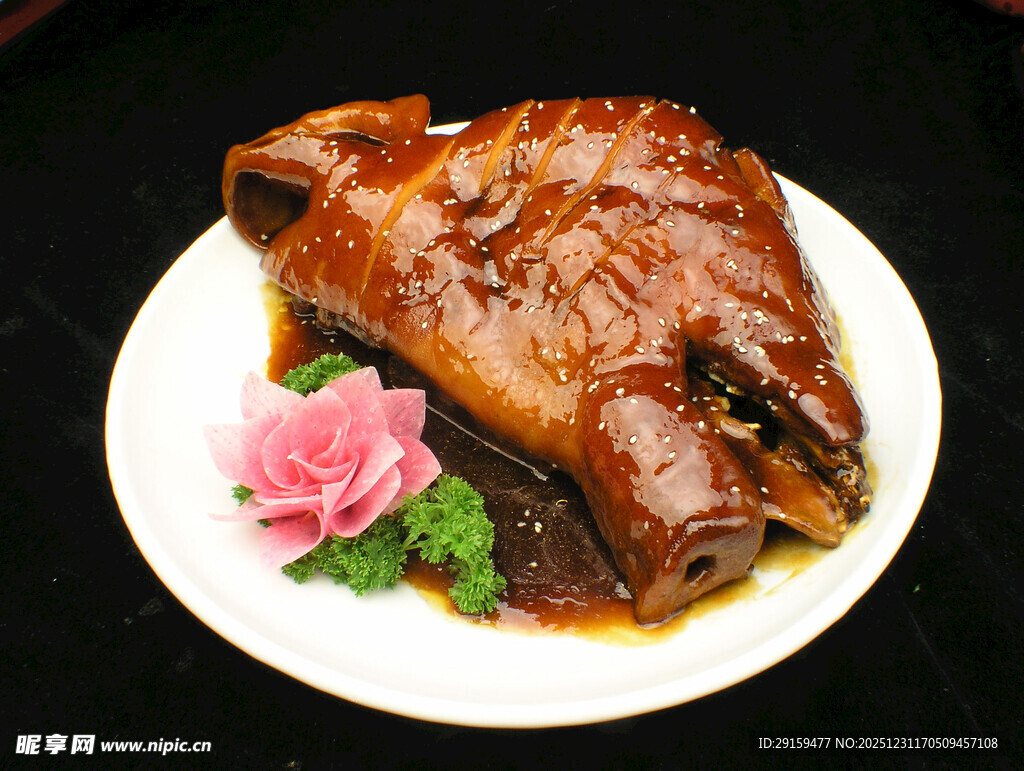 红烧肘子摆花盘