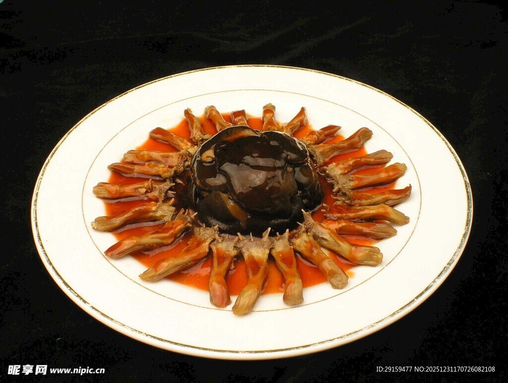 精美摆盘的特色菜肴