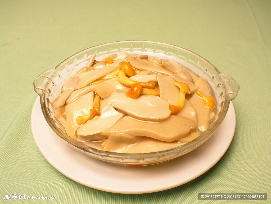 玻璃碗中的水果布丁