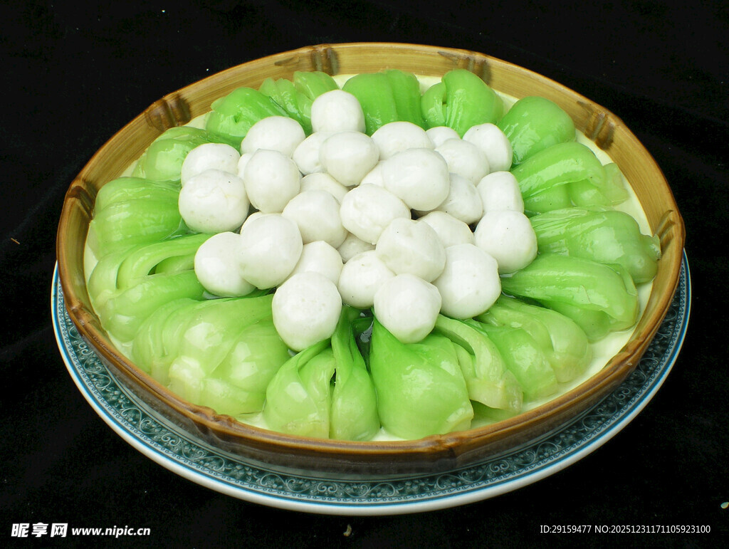 翡翠白菜上的白玉丸子