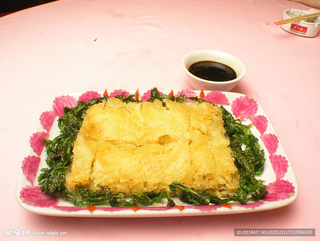 美味蛋包饭配精致摆盘