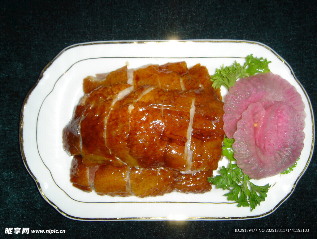 美味烧鸡配精致小菜