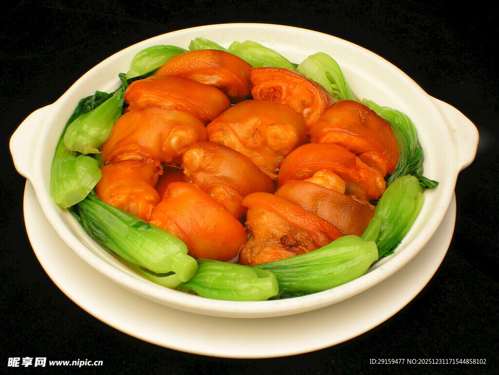 红烧大虾配翠绿青菜