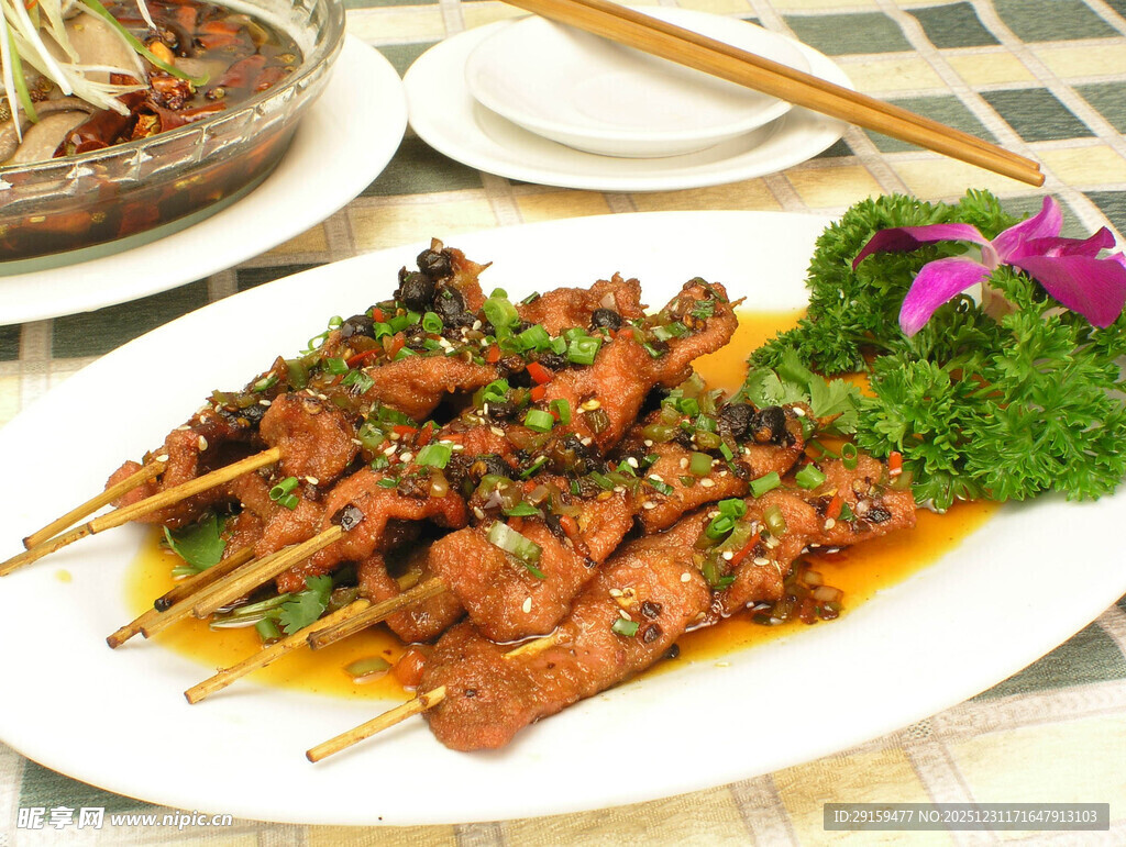 美味香辣烤肉串摆盘中