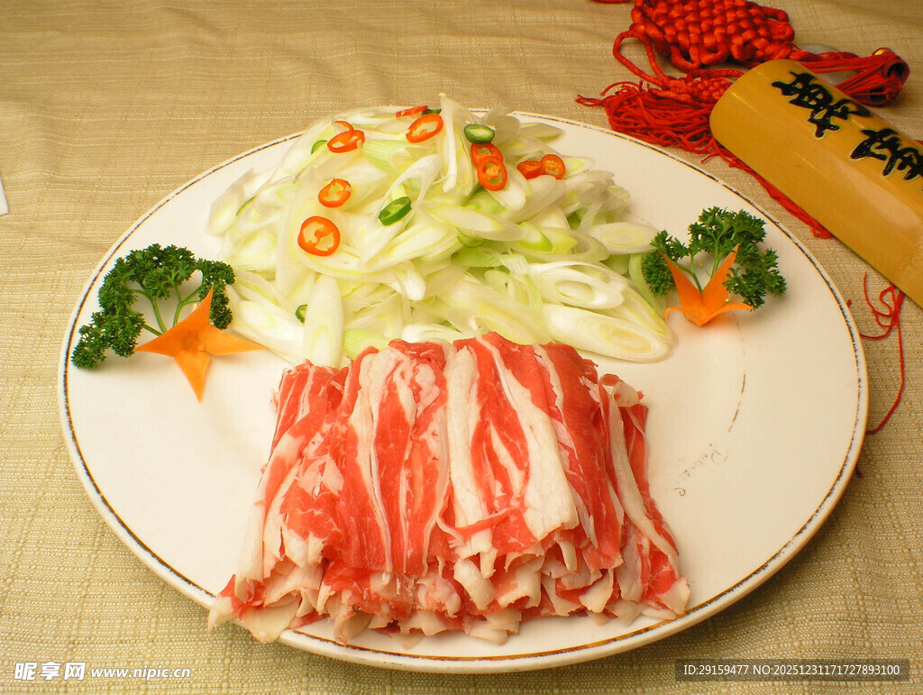 新鲜肥羊卷摆盘精致