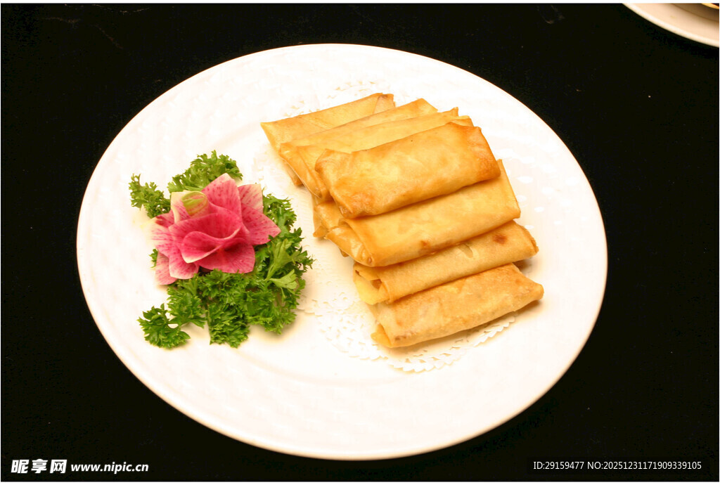 美味炸春卷摆盘精致