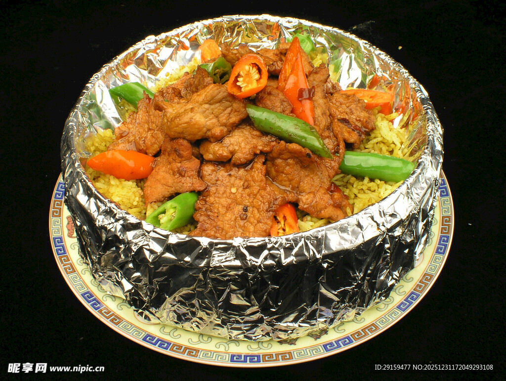 锡纸盘中的美味炒肉片