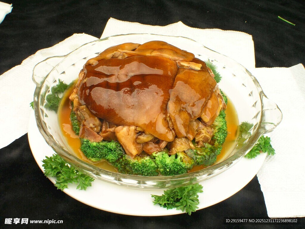 美味烤鸡摆盘精致诱人