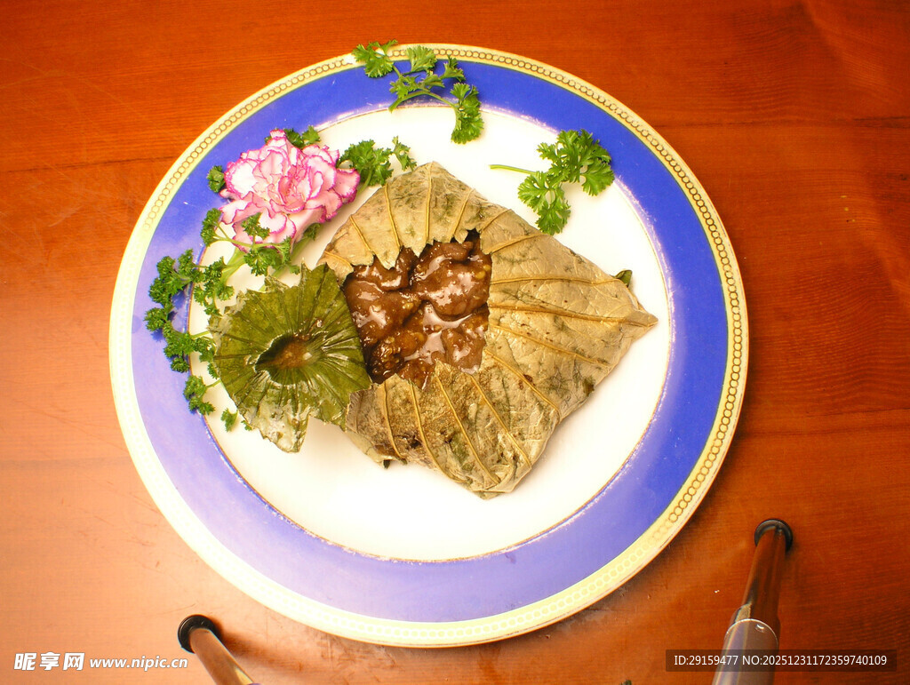 精美摆盘的特色风味菜肴