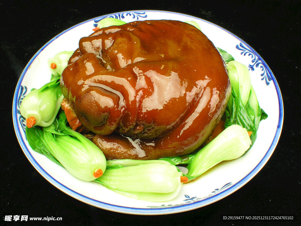 红烧肘子配青菜