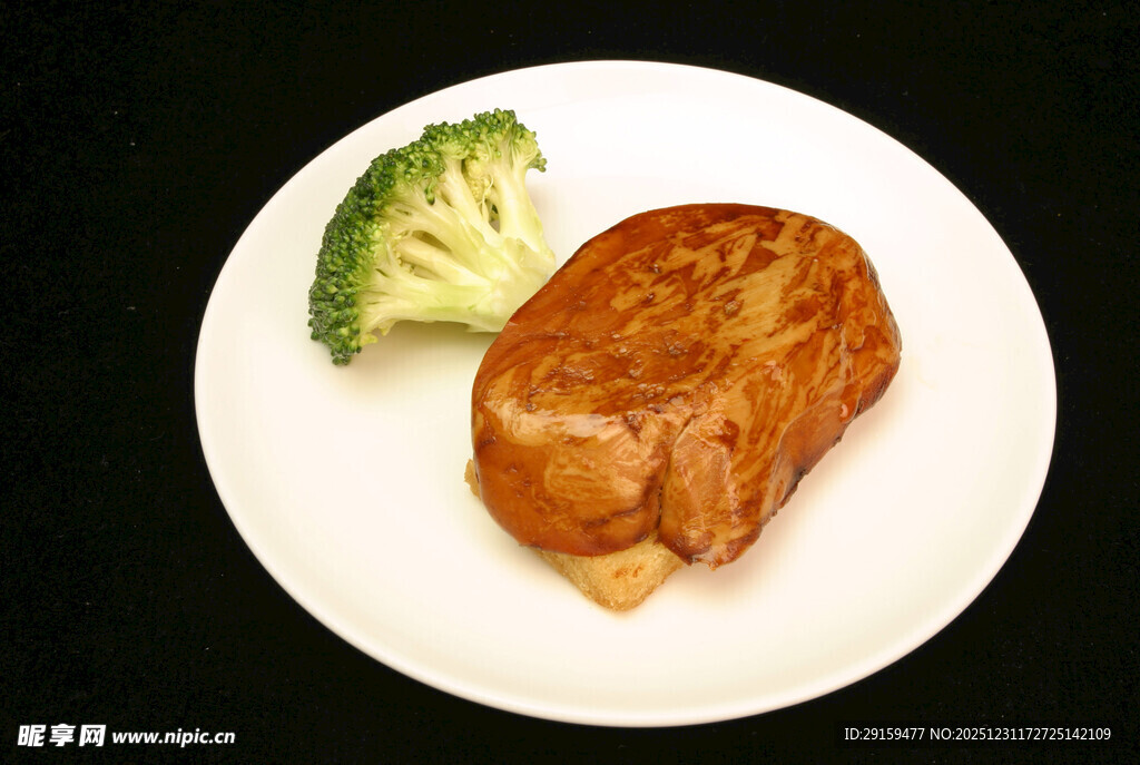 香煎肉块配西兰花