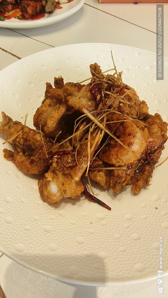 香酥炸虾摆于白盘