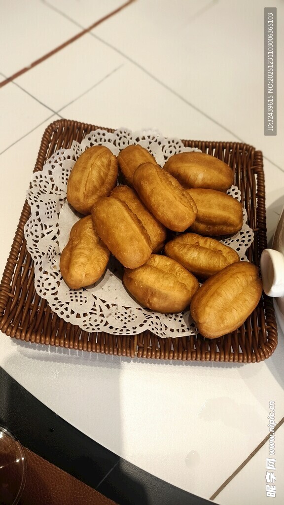 木盘上的美味油炸小食