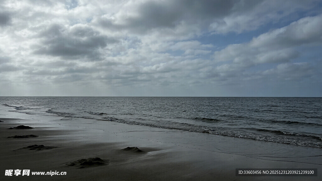 海边沙滩上的多云天空