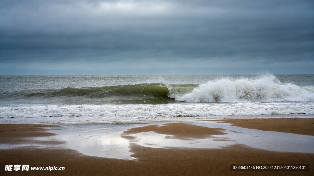 海浪拍岸的壮阔海滨景象