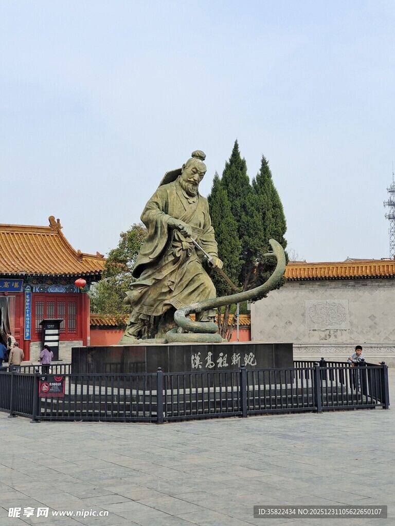 大型青铜雕塑屹立于广场