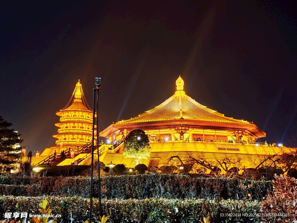洛阳夜景中的古建筑风光