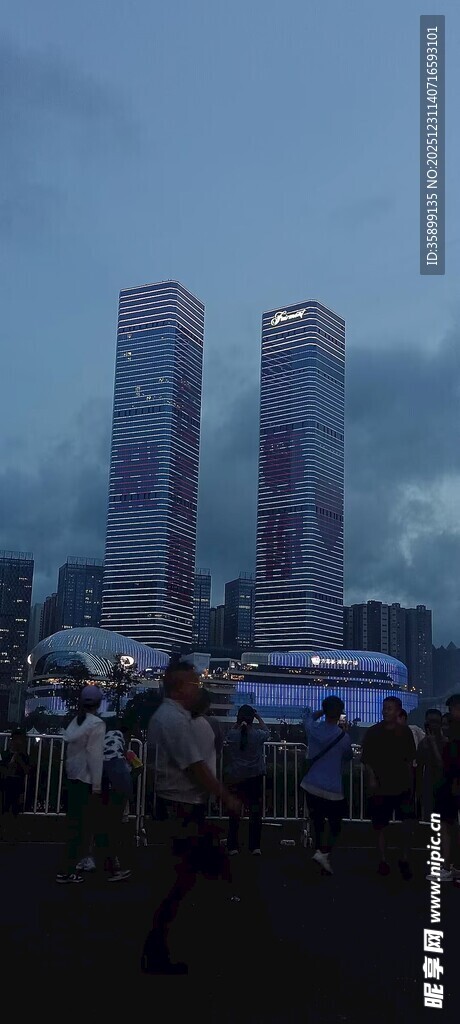 夜幕下的城市高楼景观