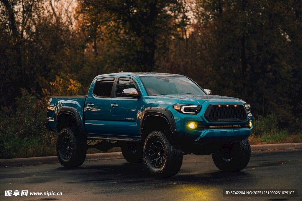 蓝色越野皮卡行驶于户外