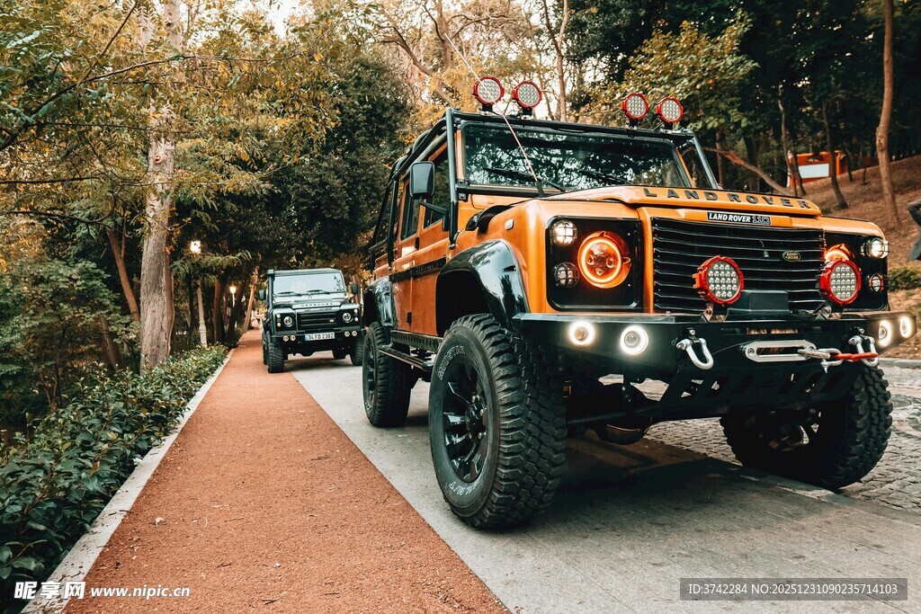 户外越野吉普车停于小径