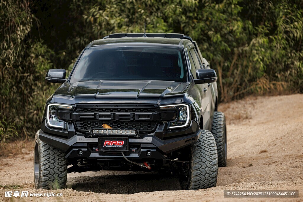 越野皮卡行驶于山林土路