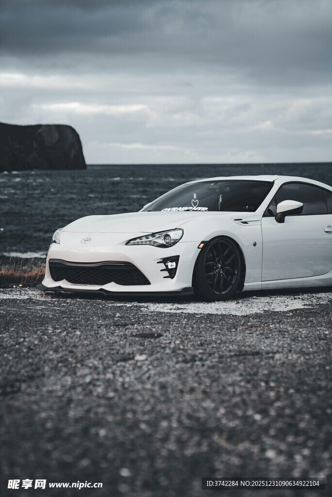 海边白色跑车尽显酷炫