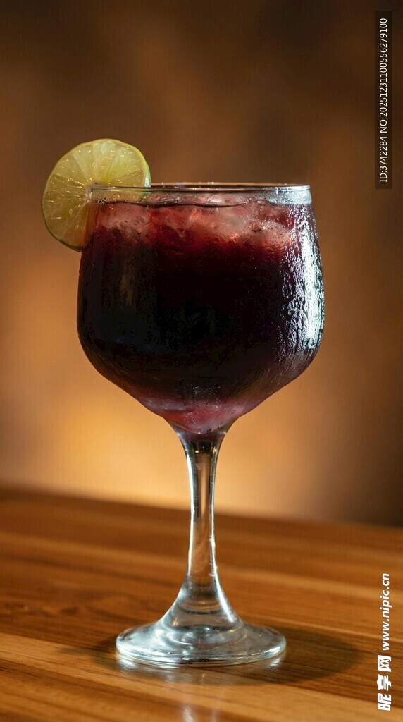 一杯美味的红葡萄酒